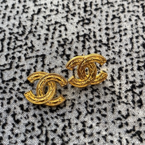 Beautiful buttons handmade into earrings - Picture 3 of 5